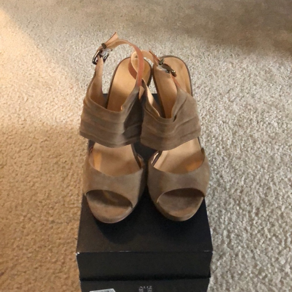 Suede & leather tan heels.